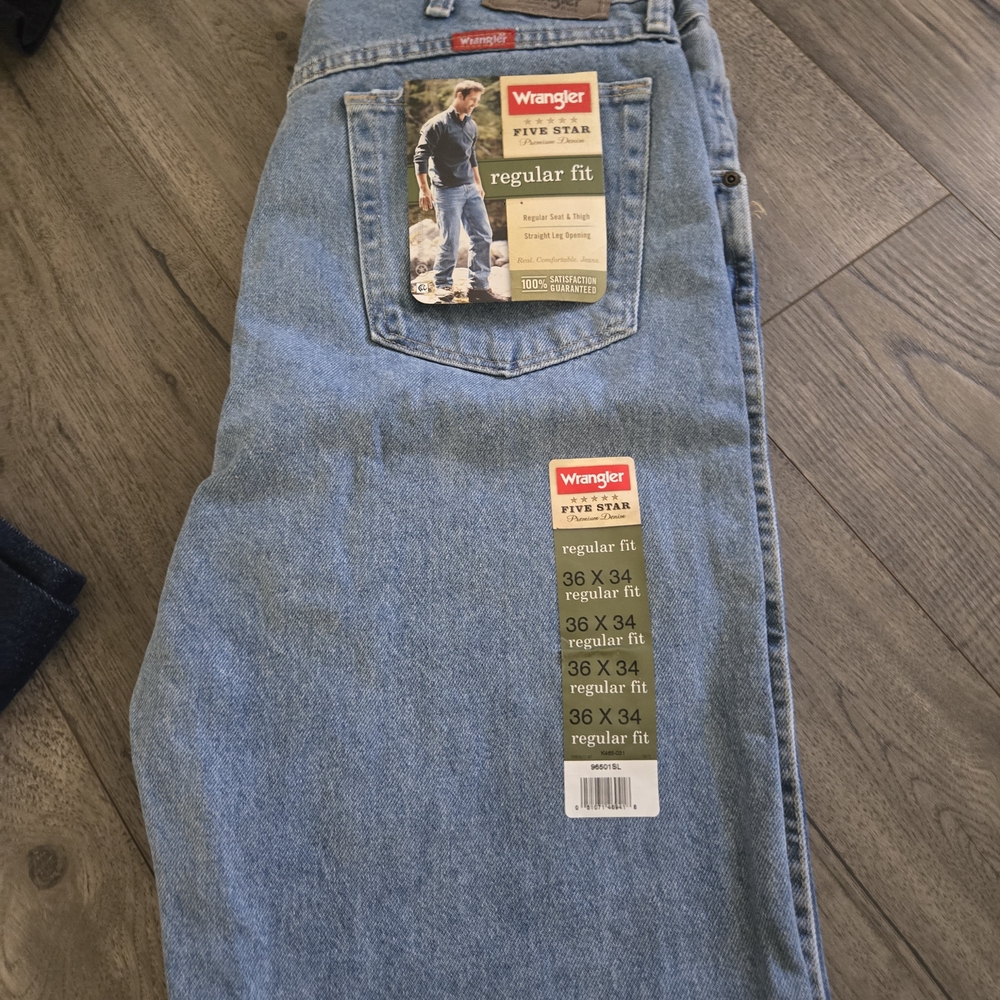 Wrangler Men’s Light Blue Relaxed Jeans - Regular Fit